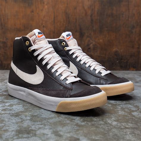 Vintage treatment on the midsole provides an old-school look. . Mens nike blazer mid 77